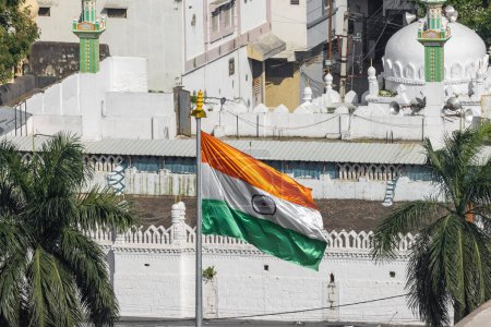Foto de Close up view of India flag in the middle of old buildings in Hyderabad city suburbs, India. - Imagen libre de derechos