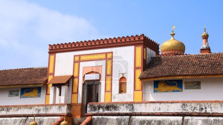 Téléchargez les photos : Entrance of historic Shree Omkareshwar temple , is a Hindu temple located in Madikeri city, Coorg, India. - en image libre de droit