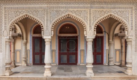 Foto de Jaipur, Rajasthan, India - October 11, 2022: Exterior view of intricate designed arches of Mubarak mahal in Jaipur, Rajasthan, India - Imagen libre de derechos
