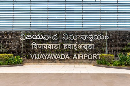 Téléchargez les photos : Vijayawada, Andhra Prades, Inde - 30 octobre 2022 : Le panneau de l'aéroport de Vijayawada à l'entrée du terminal. - en image libre de droit
