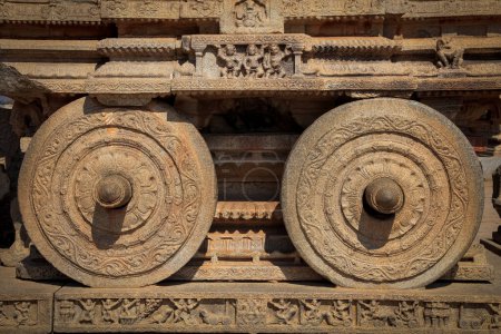 Téléchargez les photos : Hampi, Inde, le 31 décembre 2018 : Site du patrimoine mondial temple historique Vijaya Vittala et runes Hampi en Inde - en image libre de droit