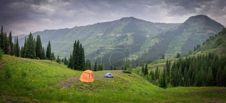 Foto de Panoramic view of Colorado landscape, Camping tent in the middle of rocky mountain wilderness, near Crested Butte. - Imagen libre de derechos