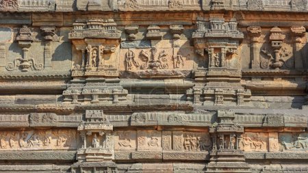 Téléchargez les photos : Close up view of the sculpture on remnants of Hampi ruins in Karnataka, India. - en image libre de droit
