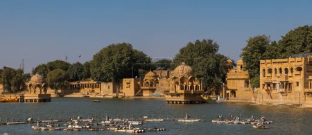 Téléchargez les photos : Vue panoramique de temples et sanctuaires historiques sculptés artistiquement autour du lac Gadisar Jaisalmer. - en image libre de droit