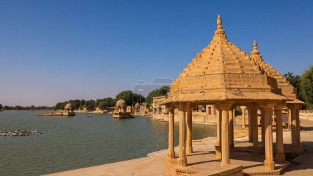 Téléchargez les photos : Pavillons de grès sculptés artistiquement au lac Gadisar à Jaisalmer, Rajasthan. - en image libre de droit