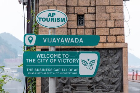 Téléchargez les photos : Vijayawada, Andhra Pradesh, Inde - 28 octobre 2022 : Panneau touristique de la ville de Vijayawada à l'entrée du barrage de Prakasam en Inde. - en image libre de droit