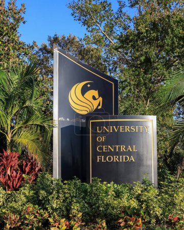 Téléchargez les photos : Orlando, Floride - Décembre 23, 2022 : Signe d'entrée de l'Université de Floride centrale à Orlando, UCF a le deuxième plus grand nombre d'étudiants de toute université publique aux États-Unis. - en image libre de droit