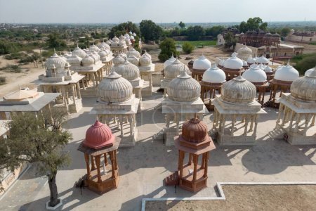 Téléchargez les photos : Vue aérienne des cénotaphes royaux sont un ensemble de monuments royaux construits au 19ème siècle par Maharaja Sardar Singh de Jodhpur. - en image libre de droit