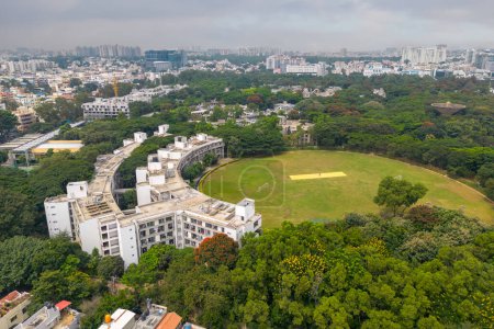 Téléchargez les photos : Bangalore, Karnataka, Inde -12 octobre 2022 : Vue aérienne de l'Institut indien de gestion, Bangalore.IIM Bangalore a été classé comme la troisième meilleure école de gestion en Inde. - en image libre de droit
