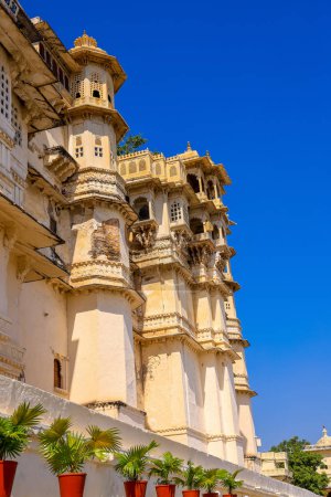Außenansicht des historischen Stadtpalastes in Udaipur, Rajasthan, Indien