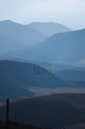 Foto de Misty Rolling Hills y Mt. Pinos de Gorman, California. - Imagen libre de derechos