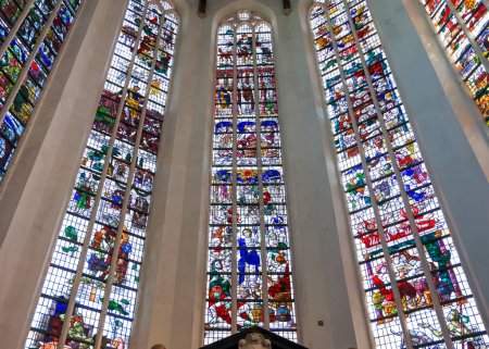 Foto de Delft, Países Bajos - 12 de mayo de 2023: Vista interior de la histórica iglesia de Nieuwe En Delft, Países Bajos, con coloridas vidrieras. - Imagen libre de derechos