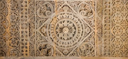 Téléchargez les photos : Détail architectural complexe, sculpture du temple Jain historique à Ranakpur, Rajasthan, Inde. - en image libre de droit