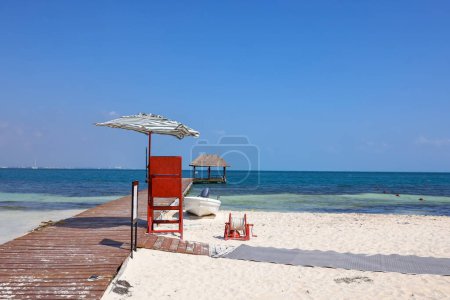 Téléchargez les photos : Poste de sauveteur à la plage de Cancun au Mexique - en image libre de droit