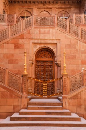 Téléchargez les photos : Une des entrées extérieures des escaliers jumeaux du fort Junagarh, Bikaner, Rajasthan, Inde - en image libre de droit
