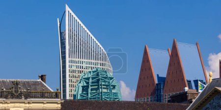 Foto de Edificios altos y modernos en la ciudad de La Haya, Países Bajos. - Imagen libre de derechos