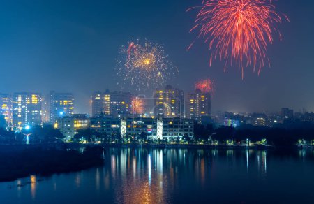 Téléchargez les photos : Paysage urbain d'Hyderabad dans l'État du Telangana, en Inde. illuminé par les feux d'artifice du festival Diwali. - en image libre de droit
