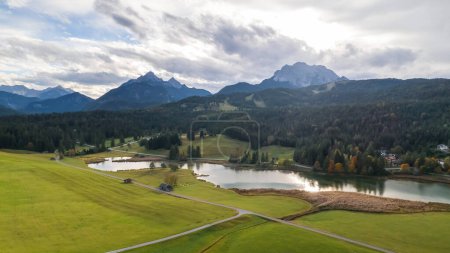 Téléchargez les photos : Vue aérienne du paysage pittoresque des champs de Garmisch-Partenkirchen en Allemagne - en image libre de droit