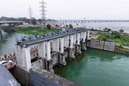 Téléchargez les photos : Petit barrage sur le canal tributaire de la rivière Krishna dans la ville de Vijayawada, Inde - en image libre de droit