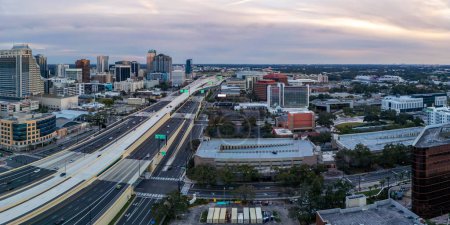 Foto de Vista aérea panorámica de la autopista I4 que pasa por el centro de Orlando, Florida. - Imagen libre de derechos