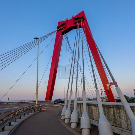Téléchargez les photos : Célèbre pont Willemsbrug à Rotterdam, Pays-Bas. - en image libre de droit