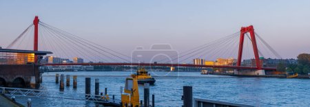 Téléchargez les photos : Vue panoramique du pont emblématique Willems à Rotterdam, aux Pays-Bas, au crépuscule. - en image libre de droit