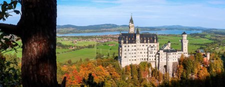 Foto de Vista panorámica del famoso castillo histórico de Neuschwanstein en Schwangau, Alemania en otoño. - Imagen libre de derechos