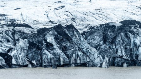 Téléchargez les photos : Énorme glacier Svinafellsjokull dans le sud de l'Islande en monochrome. - en image libre de droit