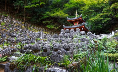 Téléchargez les photos : Temple historique Otagi Nenbutsuji dans la ville de Kyoto, environ 1200 statues en pierre sculptées autour. - en image libre de droit