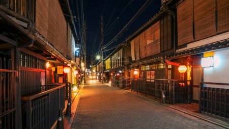 Téléchargez les photos : Kyoto, Japon - 8 août 2019. Ancienne rue au site du patrimoine mondial Gion districtin Kyota ville. - en image libre de droit