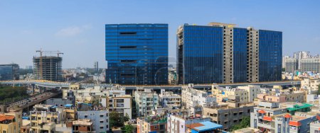 Téléchargez les photos : Hyderabad, Inde - 08 décembre 2023 : Bâtiments hauts à Hyderabad, est la quatrième ville la plus peuplée et la sixième agglomération urbaine la plus peuplée en Inde et un centre majeur des technologies de l'information en Inde. - en image libre de droit