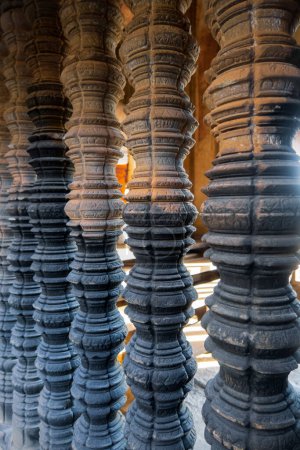 Foto de Vista de cerca de los husillos históricos tallados en roca en el templo Angkor wat, arquitectura increíble construida en el siglo XI. - Imagen libre de derechos