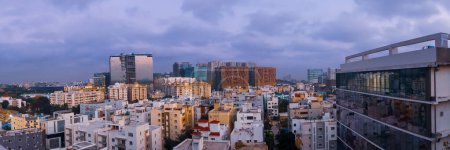 Téléchargez les photos : Vue panoramique du paysage urbain d'Hyderabad au crépuscule avec de hauts bâtiments et des maisons colorées. - en image libre de droit