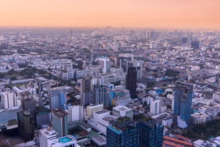 Téléchargez les photos : Bangkok, Thaïlande - 20 décembre 2023 : Bangkok figure parmi les destinations touristiques les plus visitées au monde, et a été désignée comme la ville la plus visitée au monde régulièrement dans plusieurs classements internationaux. - en image libre de droit
