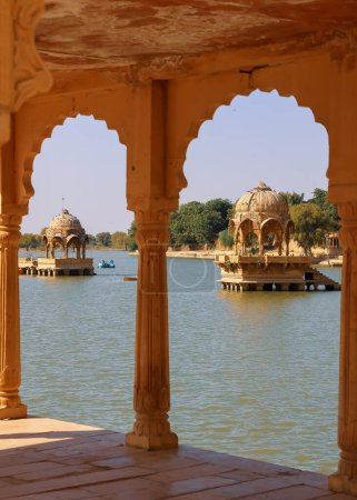 Téléchargez les photos : Pavillons de grès sculptés artistiquement au lac Gadisar à Jaisalmer, Rajasthan. - en image libre de droit