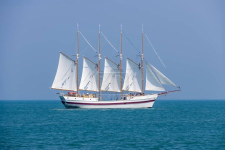 Foto de Chicago, Illinois, EE.UU. -19 JUN 2023: Un hermoso barco de vela blanca en el lago Michigan. - Imagen libre de derechos
