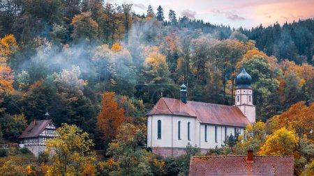 Téléchargez les photos : Vue panoramique de l'église Maria in der Tanne dans la ville historique de Triberg, Forêt Noire, Allemagne. - en image libre de droit