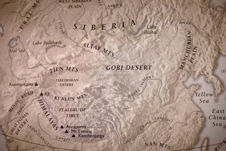 Téléchargez les photos : Ancienne carte géographique traditionnelle de la chaîne de montagnes himalayenne et du désert de Gobi au Tibet et en Chine. - en image libre de droit