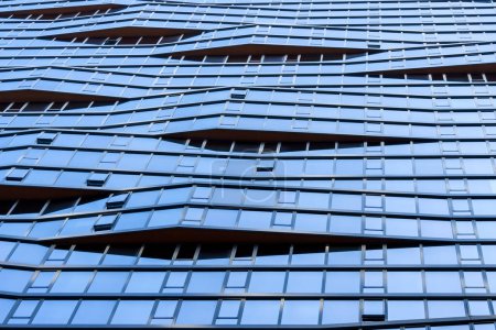 Moderne Architektur aus Glas mit gewelltem Muster in der Innenstadt Chicagos. Schuss aus spitzem Winkel.