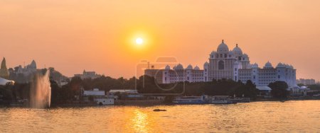 Panoramablick auf das Gebäude des Staatssekretariats von Telangana am Hussain Sagar See bei Sonnenuntergang. Hyderabad, Indien.
