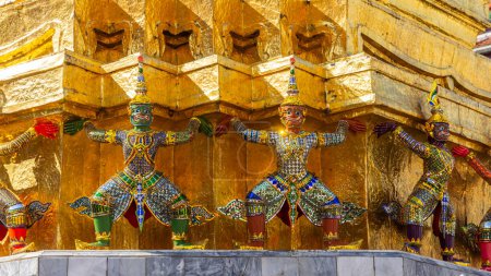 Los Guardianes del Demonio en el Templo del Buda Esmeralda también conocido como Wat Phra Kaew en el Gran Palacio, Tailandia.