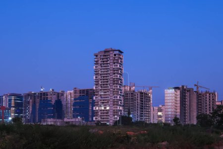 Neubau moderner Büro- und Wohnhochhäuser in der Stadt Hyderabad, Indien.