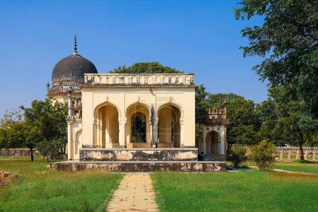 Historische Quli Qutub Shah-Gräber in Hyderabad, Indien. Sie enthalten die Gräber und Moscheen, die von den verschiedenen Königen der Qutub Shahi-Dynastie erbaut wurden.