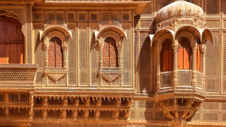 Edificio patrimonial en Rajastán, India hecho de piedra caliza amarilla conocida como Patwon ki Haveli en la ciudad de Jaisalmer en la India