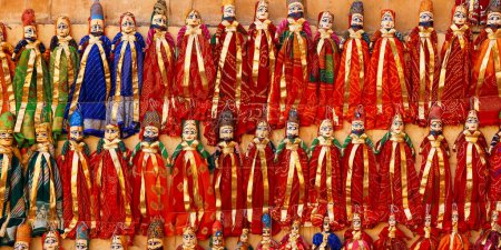 Vue panoramique de plusieurs marionnettes colorées de style Rajasthan à vendre à Jaisalmer, Inde.