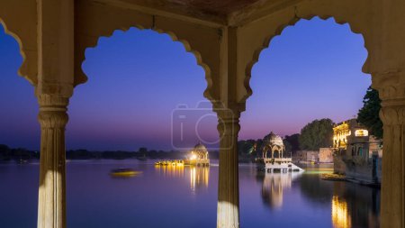 Historische Chhatri, eine erhöhte Kuppel Pavillons in Gadisar See, Rajasthan, Indien erschossen während der Dämmerung.
