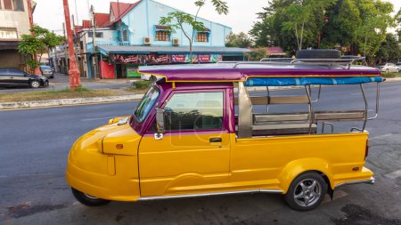 Téléchargez les photos : Unique jaune Tuk Tuk voiture de tourisme au parking en plein air du parc historique d'Ayutthaya en Thaïlande - en image libre de droit