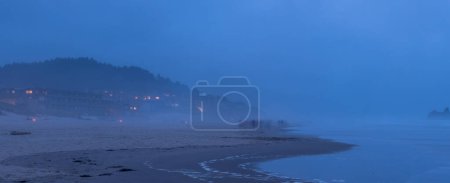Scenic Cannon beach under fog in the twilight in Oregon, États-Unis