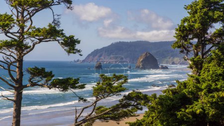Landschaftlich reizvolle Pazifikküste mit Haystack-Felsen im Bundesstaat Oregon, USA.