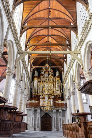 Téléchargez les photos : Vue intérieure de l'historique Oude Kirk à Amsterdam, Pays-Bas. - en image libre de droit